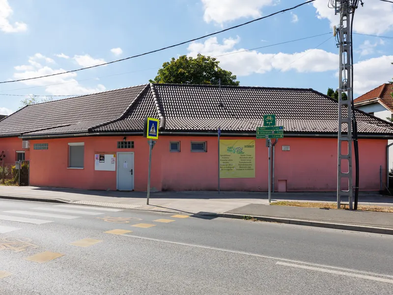 A Bio-Fit Center épülete Gödöllőn, az Állomás úton